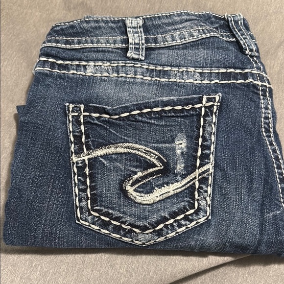 Silver Jeans Distressed Aiko Capri - Picture 5 of 5